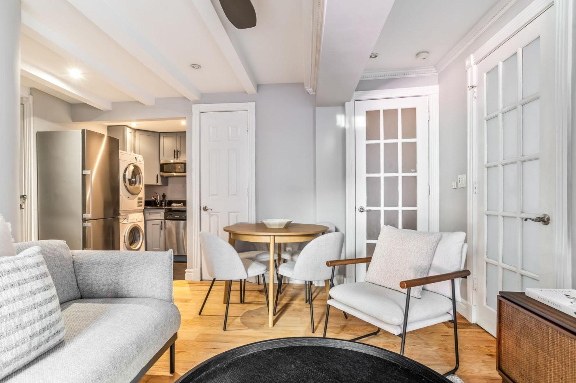 Charming 2bed 1bth Apt *
