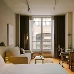 Chambers Hotel Central Park South, Sonder