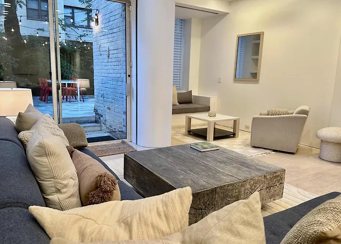 Private Townhome Near Un