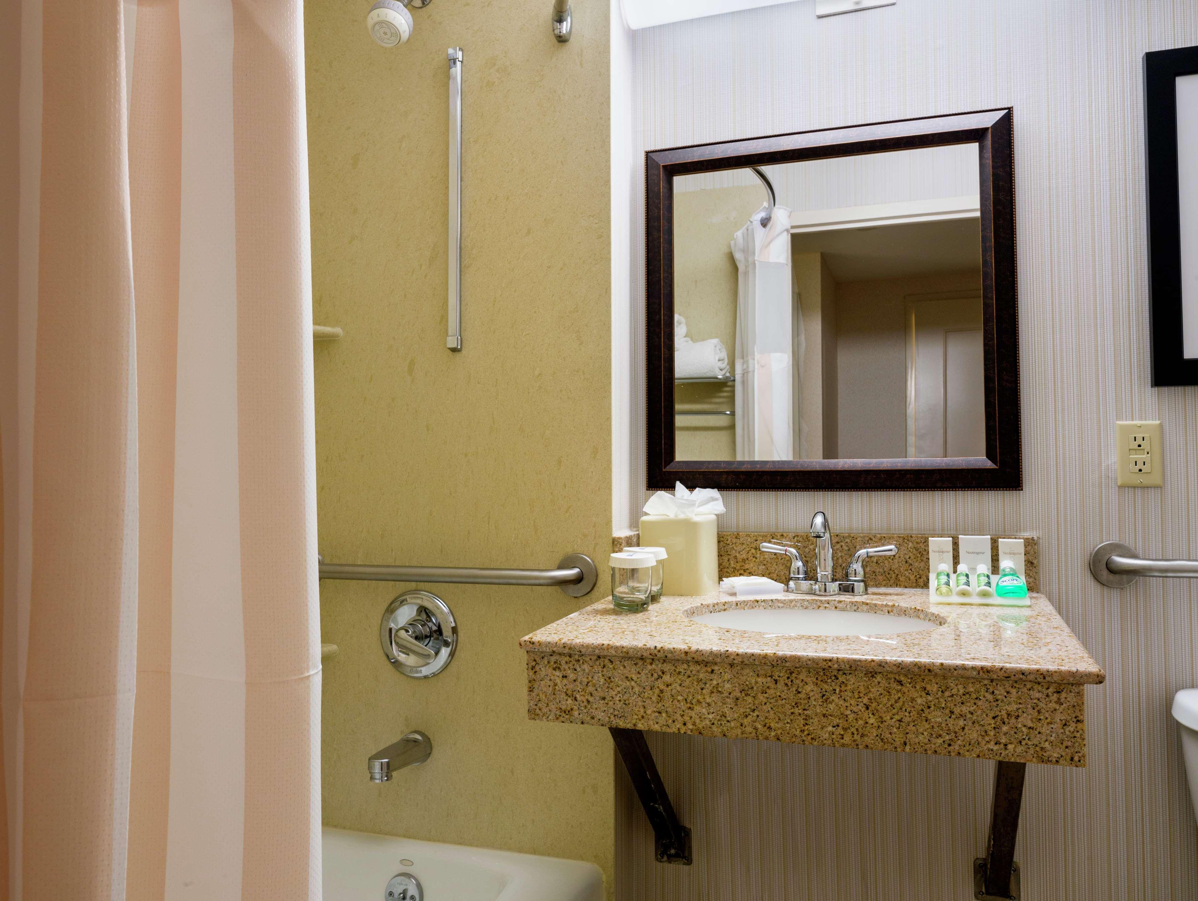 Hilton Garden Queens Jfk - Newly Renovated Hotel