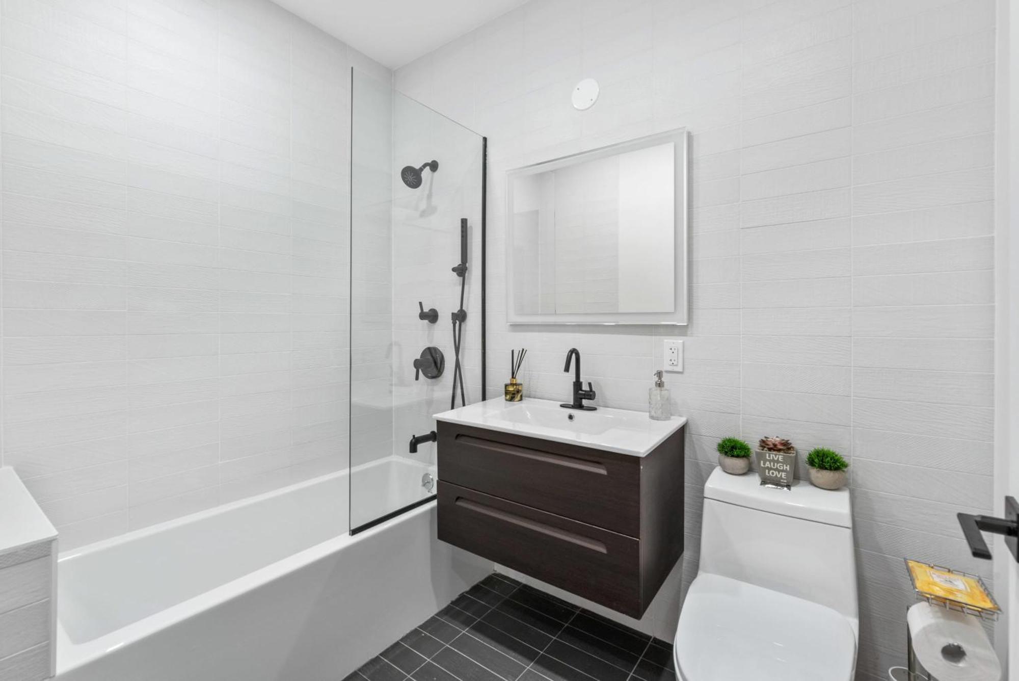 Top Notch 2 Bedroom Minutes From Central Park Apartment *