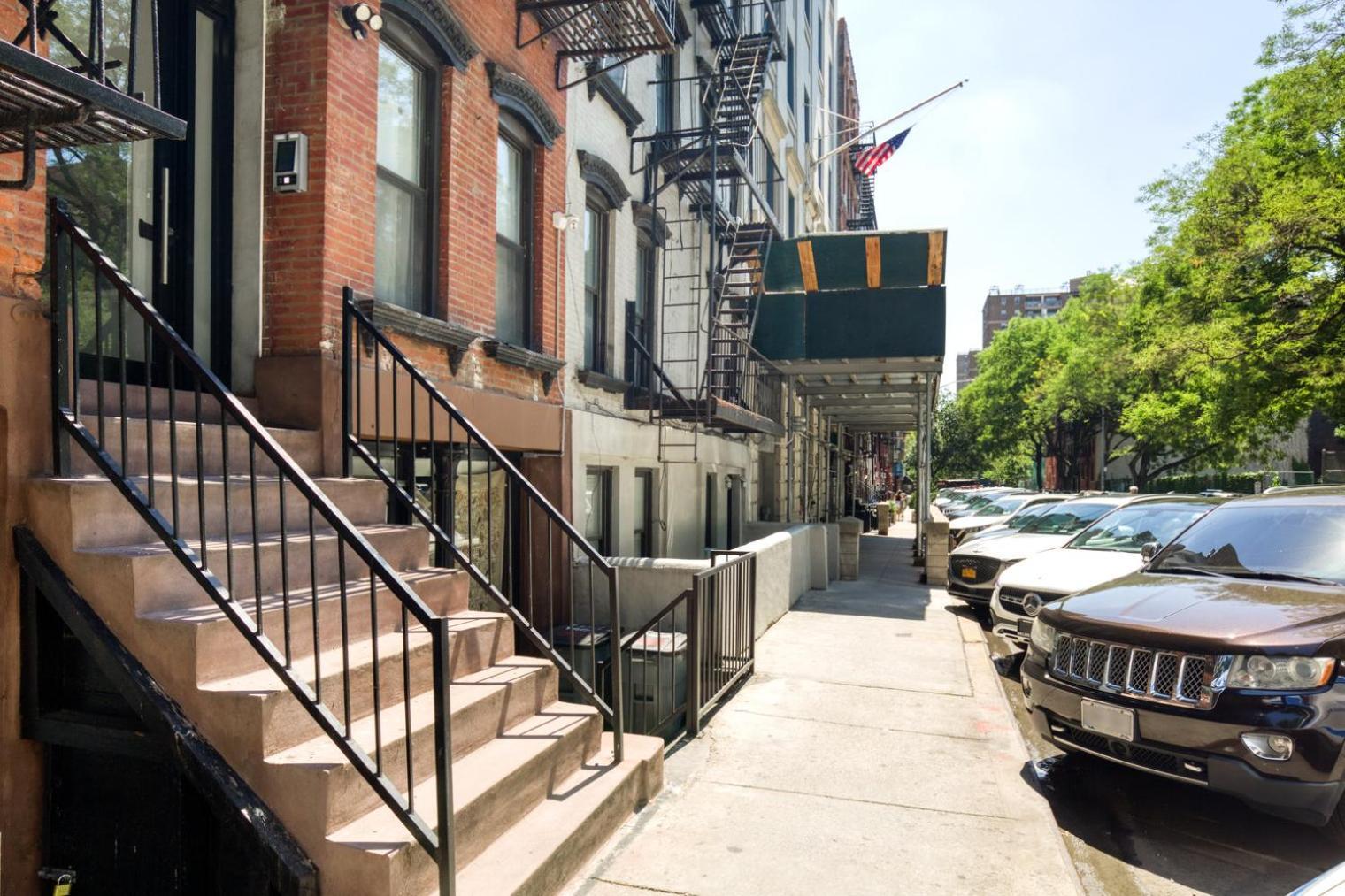 E Village W Wd Nr Tompkins Sq Park Nyc-878 *