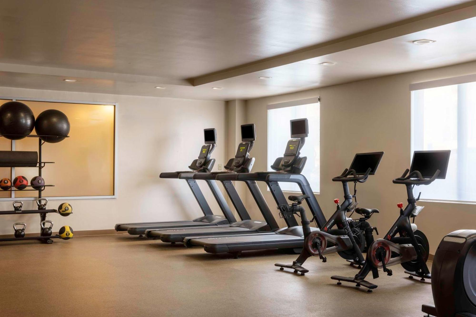 Hilton Garden Queens Jfk - Newly Renovated 3*