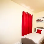 Deluxe Twin Size Bed-Red Room On The 1St Fl In Elmhurst Ny