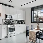 Deluxe Open Concept Loft With Rooftop & Shore Nearby At \