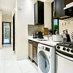 Central & Cozy 2 Bd Apt In Manhattan