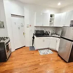 Cozy Apartment In Midtown Manhattan