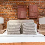 Charming Room Near The Guggenheim With Shared Bath