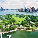 New York City Private Bedroom Near The Free Ferry Boat!