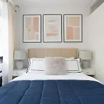 444-2C Beautiful 1Br Midtown West