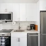 444-5C Newly Renovated Studio Midtown West W&D