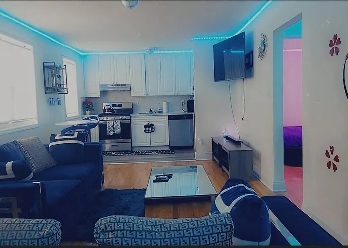 Townhouse Apartment In Oakland Gardens