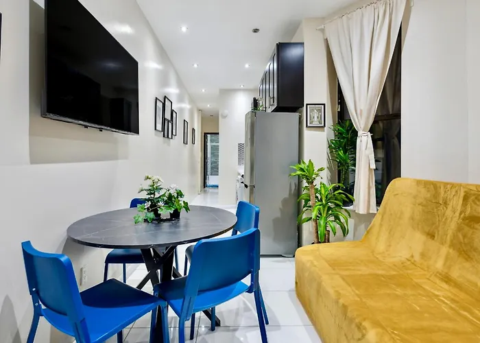 Central & Cozy 2 Bd Apt In Manhattan