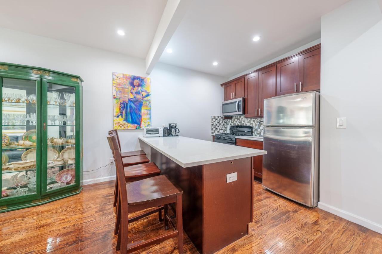 Lovely 2 Bedroom In The Hearts Of Crown Heights Apartment *