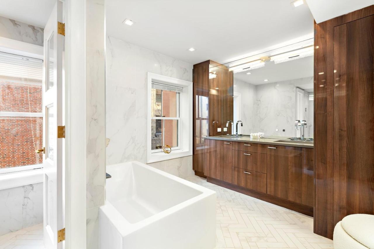 Luxurious 5 Bedroom Townhouse Villa *
