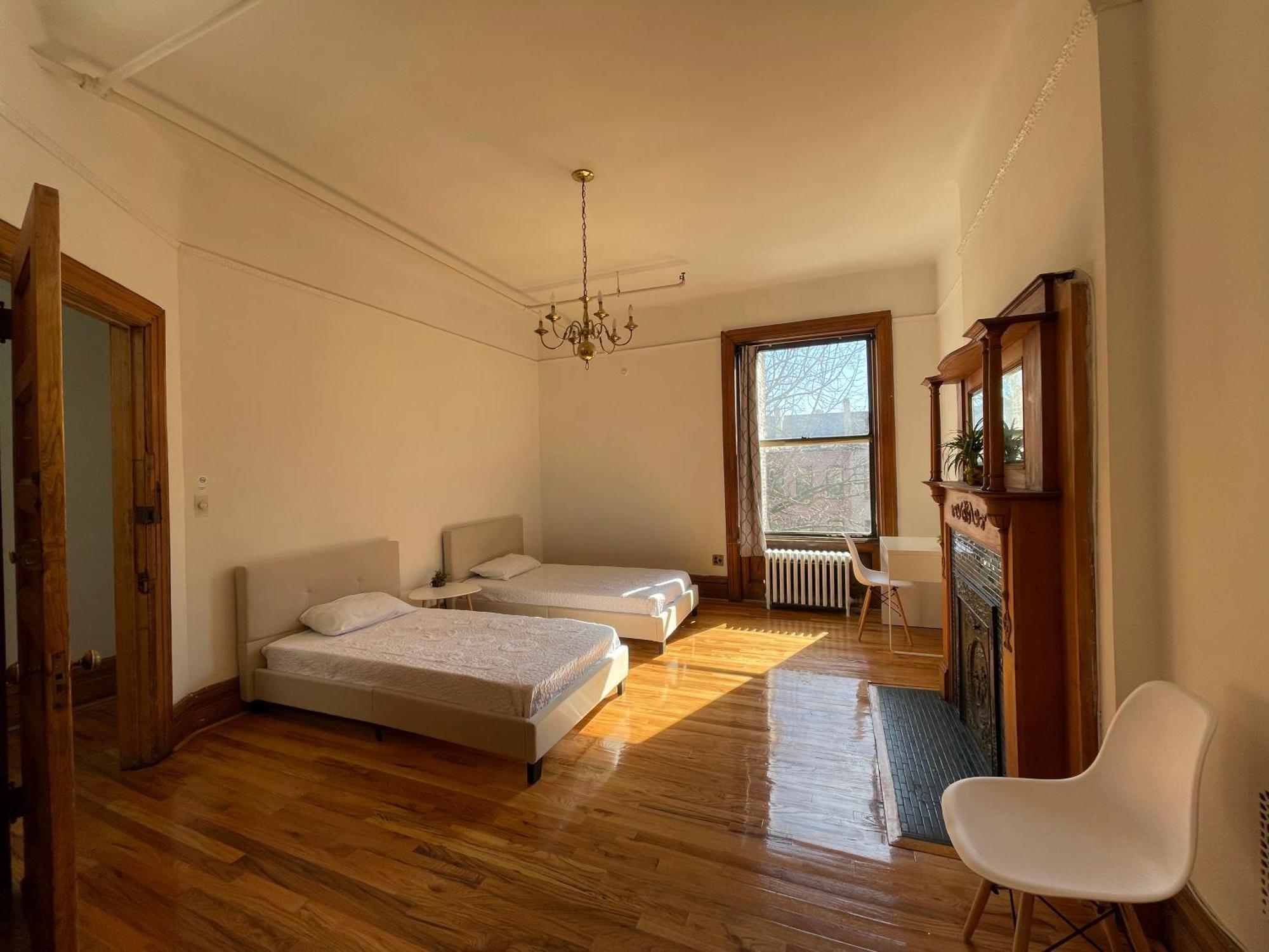 Large In Charming Townhouse Homestay