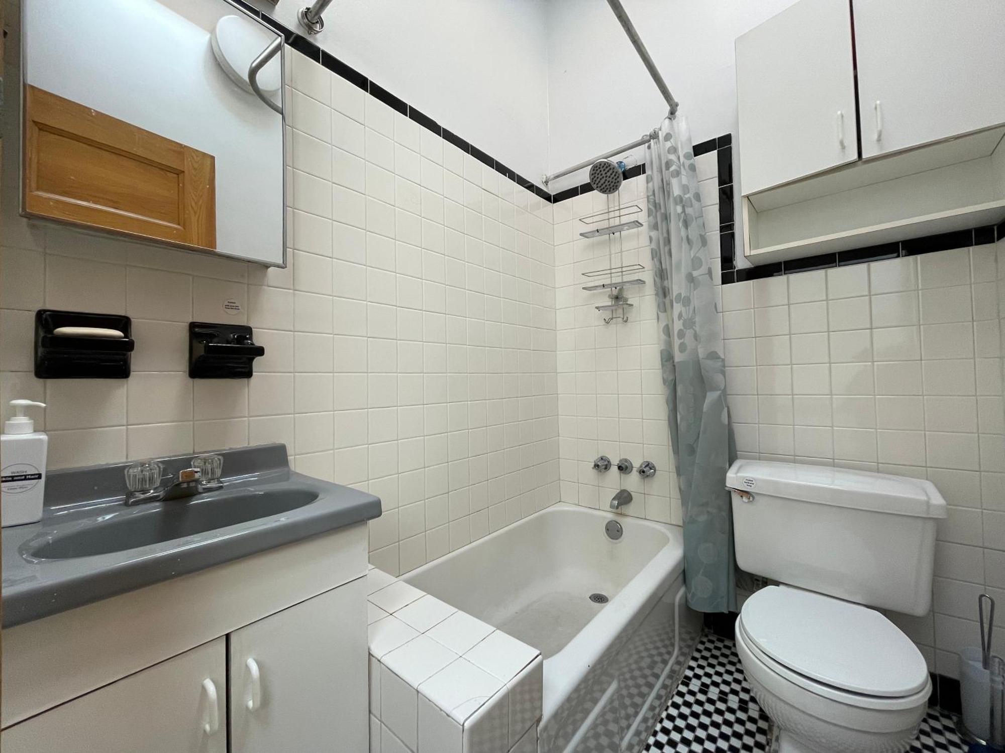 Large In Charming Townhouse Homestay