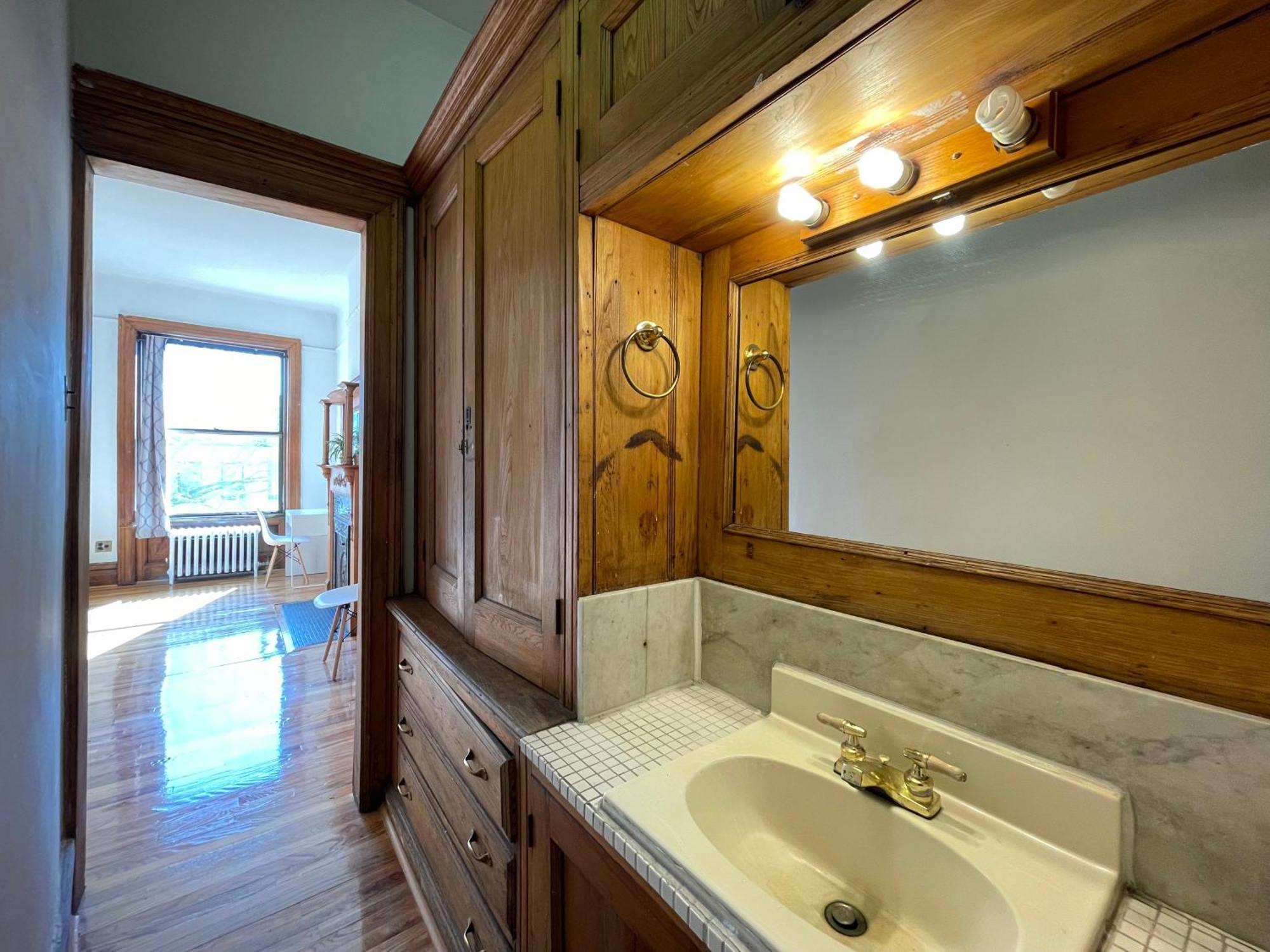 Homestay Large In Charming Townhouse
