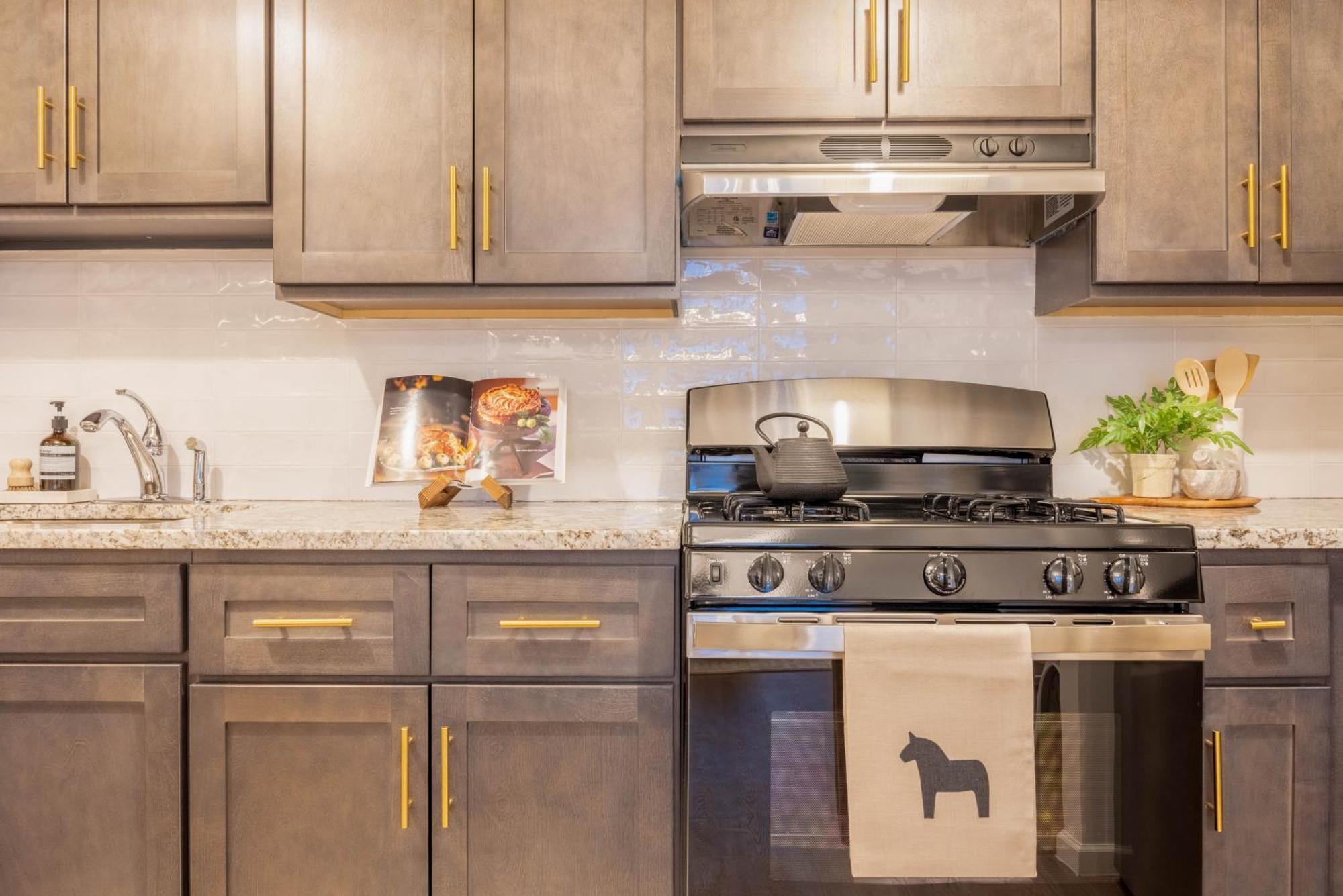 Designer Apt For 6, City Views, Near Times Square! Apartment *