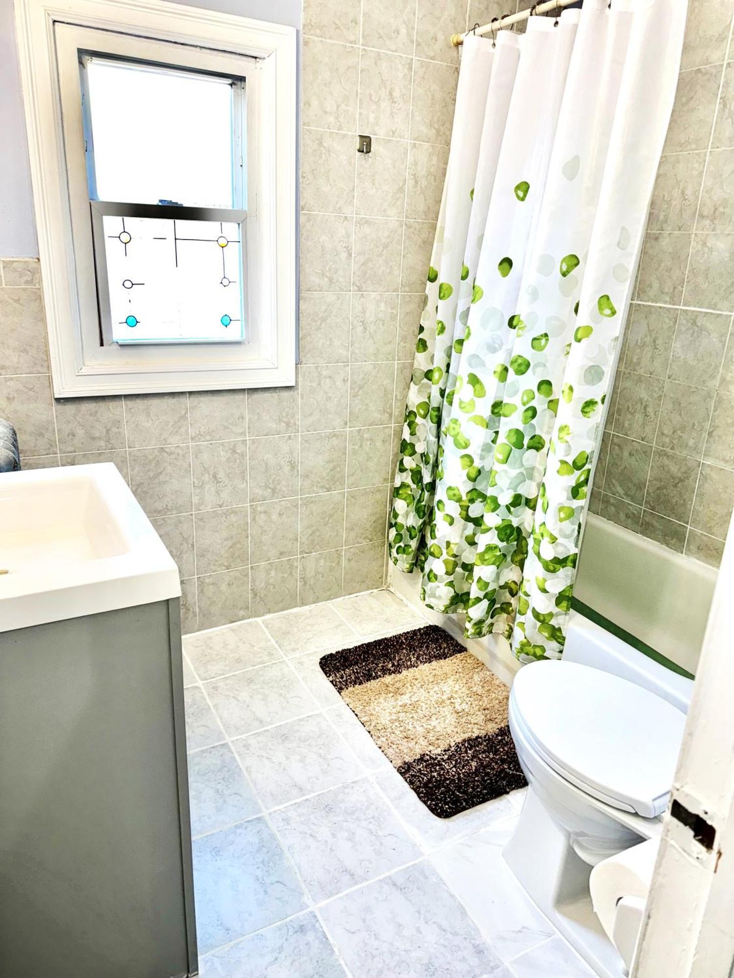 3 Bedrooms 1 Bath Apt, 10 Min To Manhattan! *