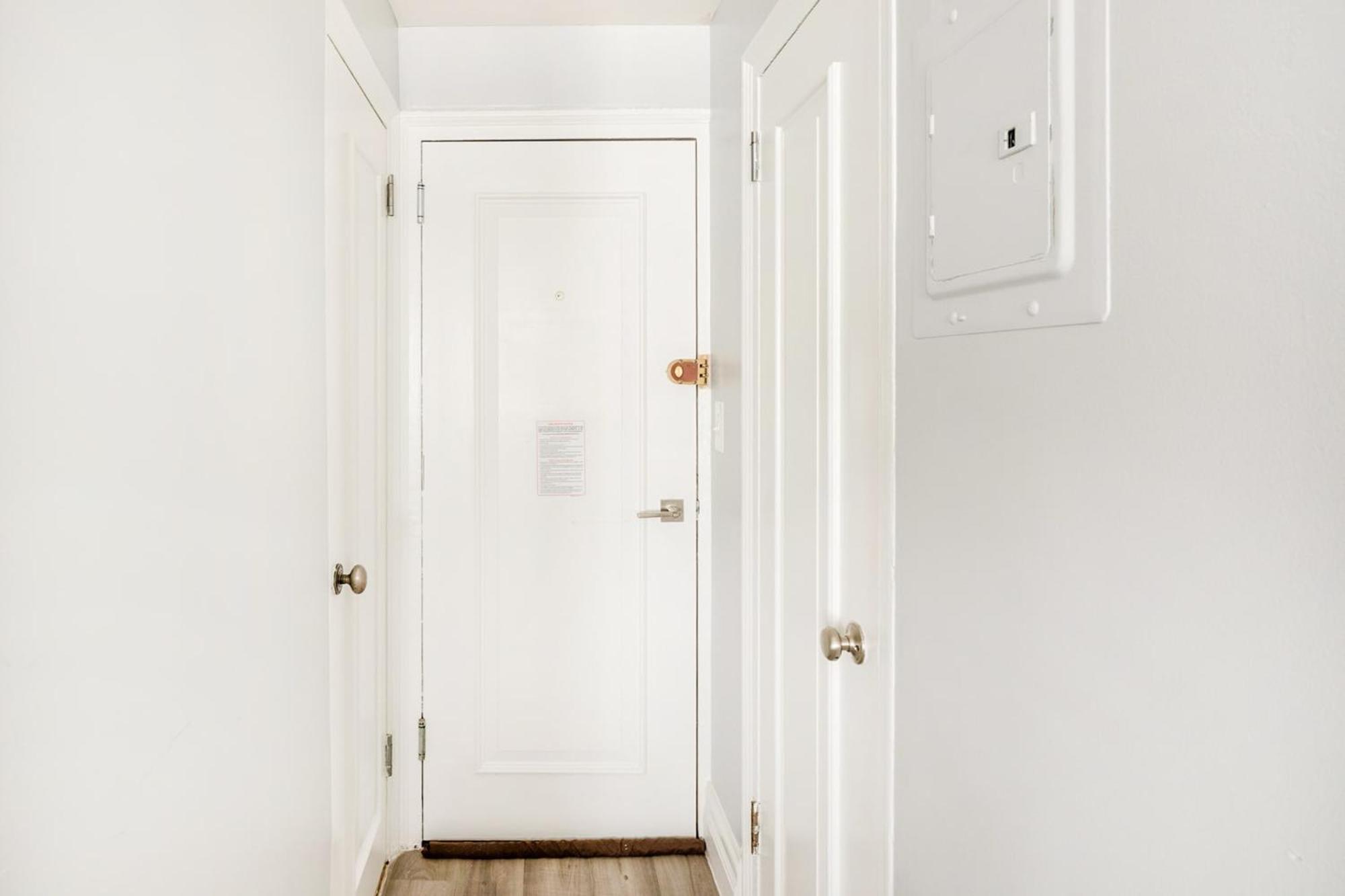 73-819 New Uws Doorman Gym Apartment
