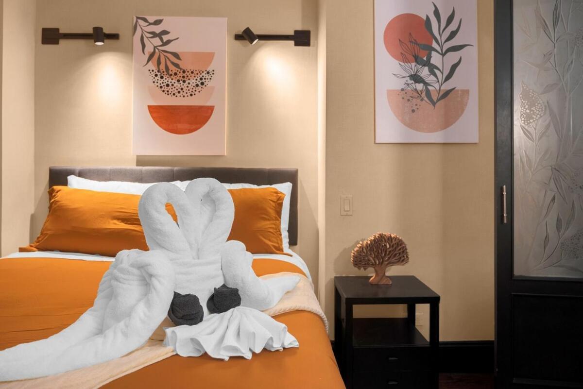 Stunning In Heart Of With Gym & Apartment *