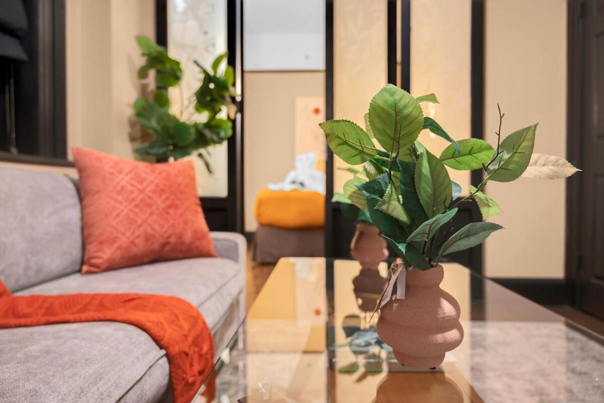 Apartment Stunning In Heart Of With Gym & *