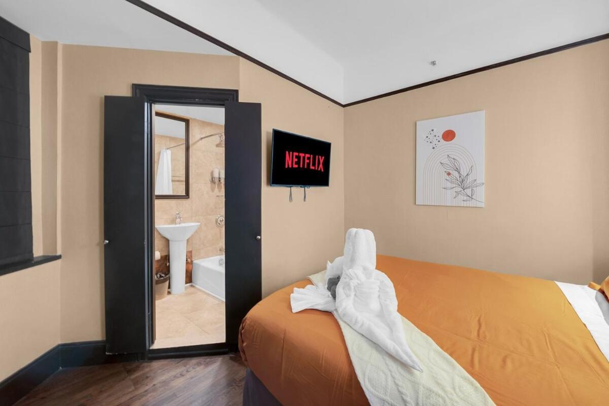 Stunning In Heart Of With Gym & Apartment