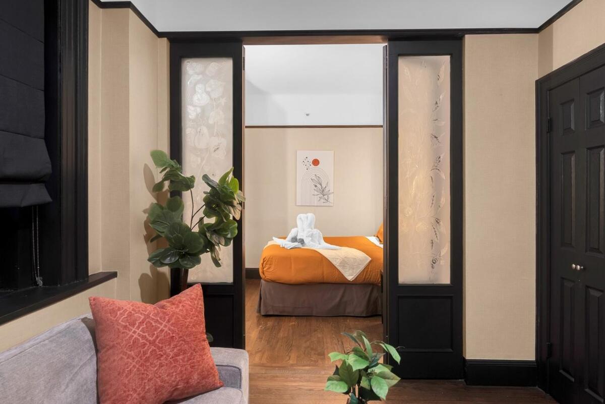 Stunning In Heart Of With Gym & Apartment *