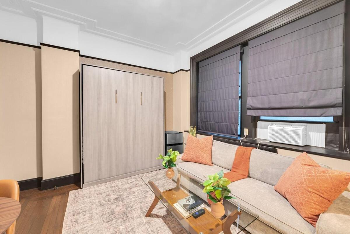 Stunning In Heart Of With Gym & * New York