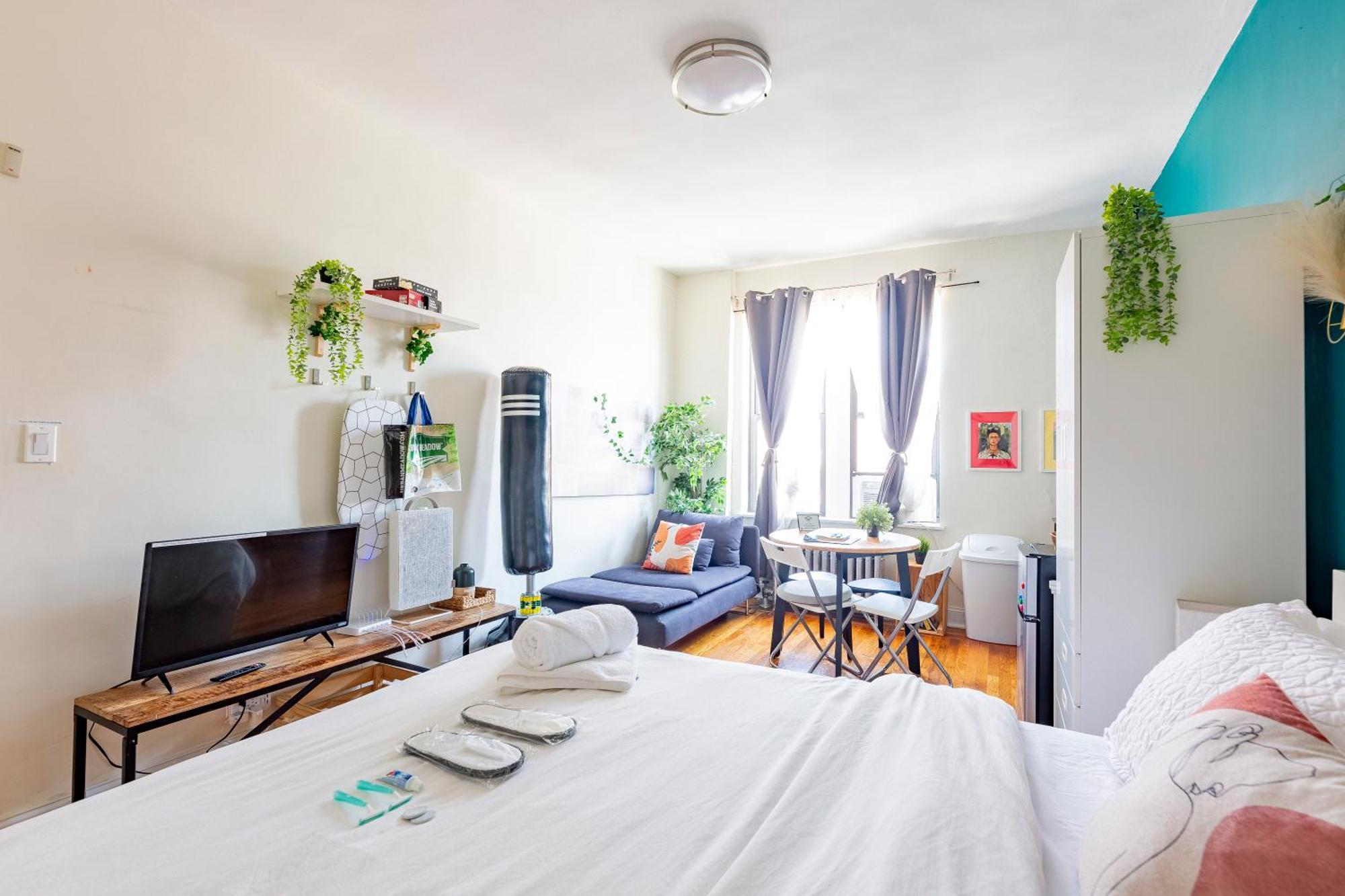 Apartment Boho By Delicate Only 25 Min To Times Square Near Citi Field, Us Open Shared Bathroom Cat Friendly Only