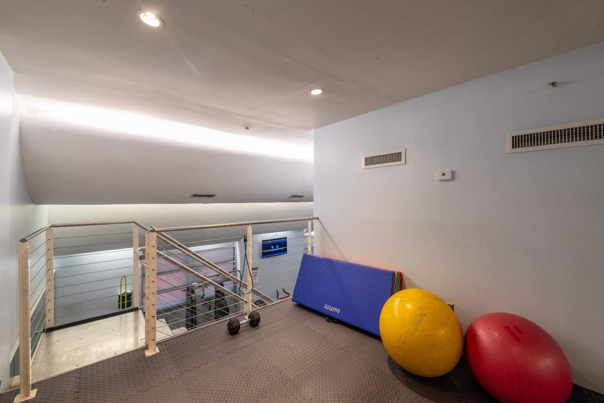 In The Heart Of Nyc 2 Bdr W Gym Apartment *