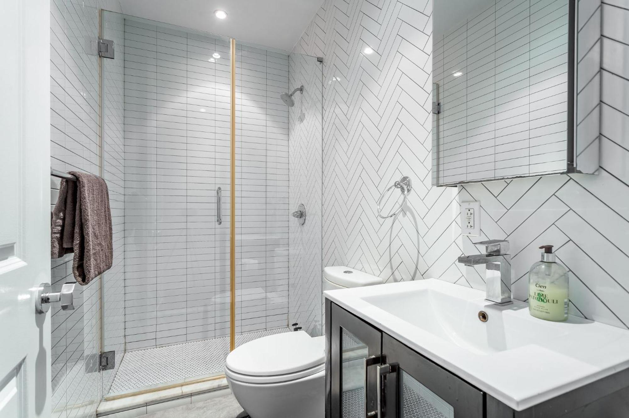 Homestay Modern Steps From Park With Shared Bathroom *