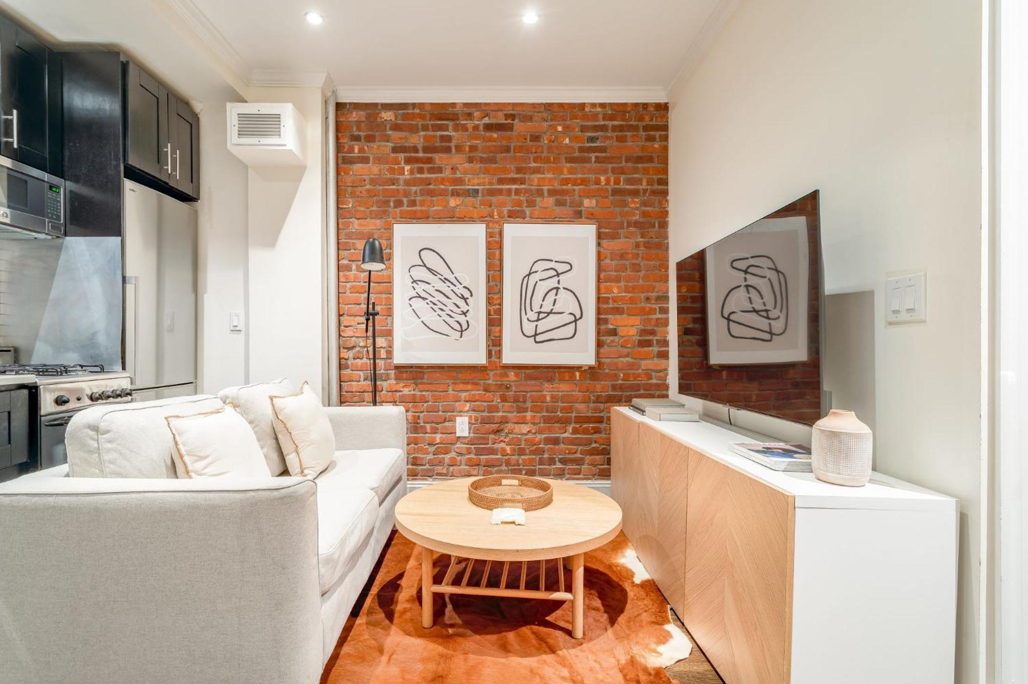 Modern Steps From Park With Shared Bathroom Homestay *