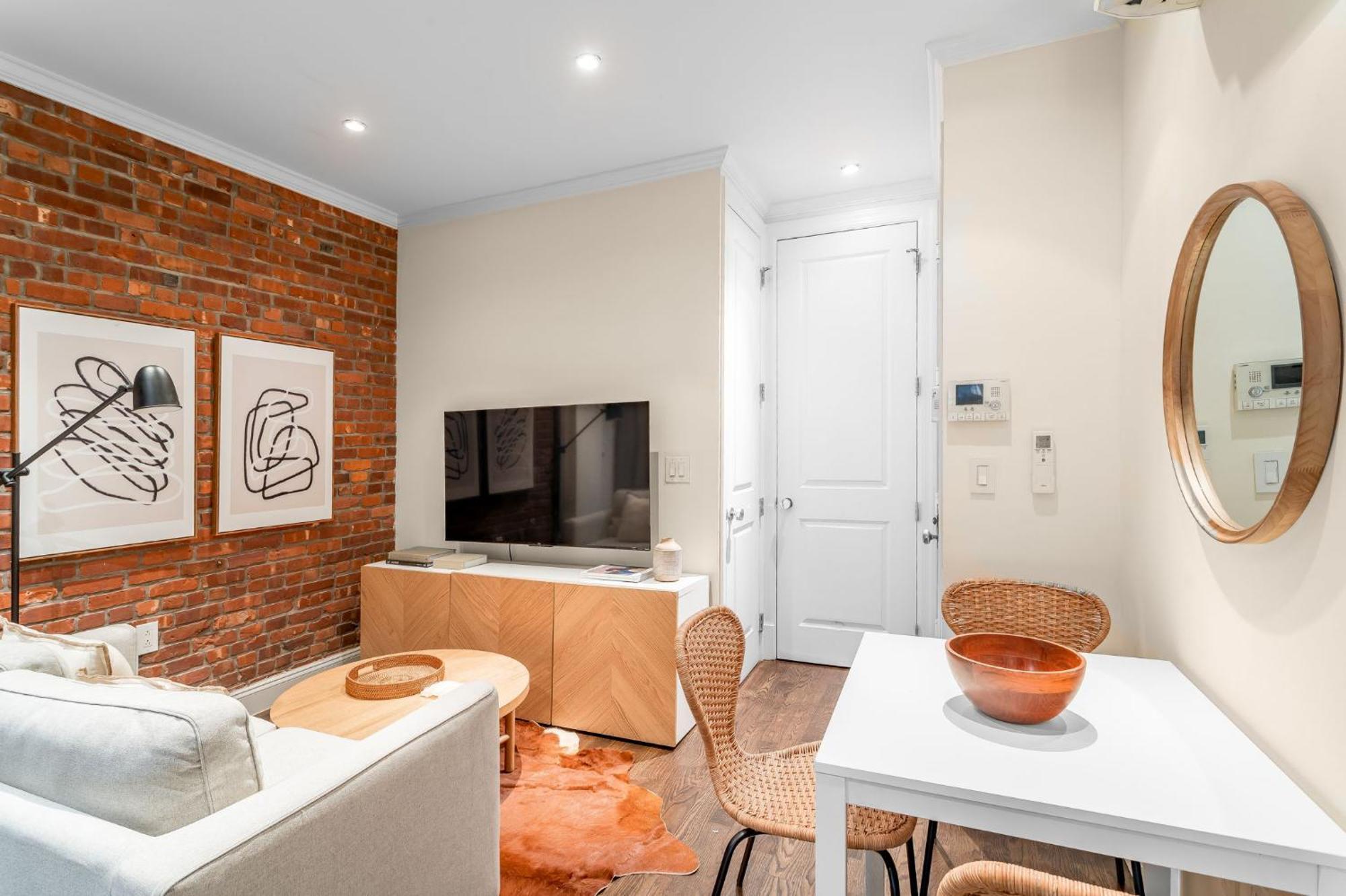 Homestay Modern Steps From Park With Shared Bathroom *