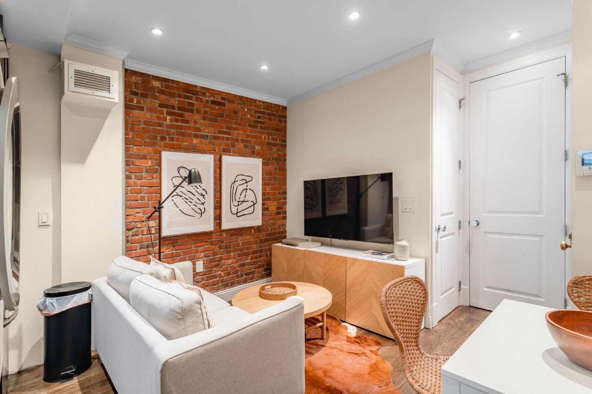 Modern Steps From Park With Shared Bathroom * New York