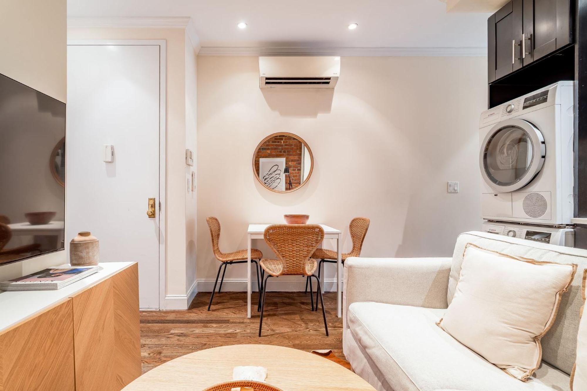 Homestay Modern Steps From Park With Shared Bathroom *
