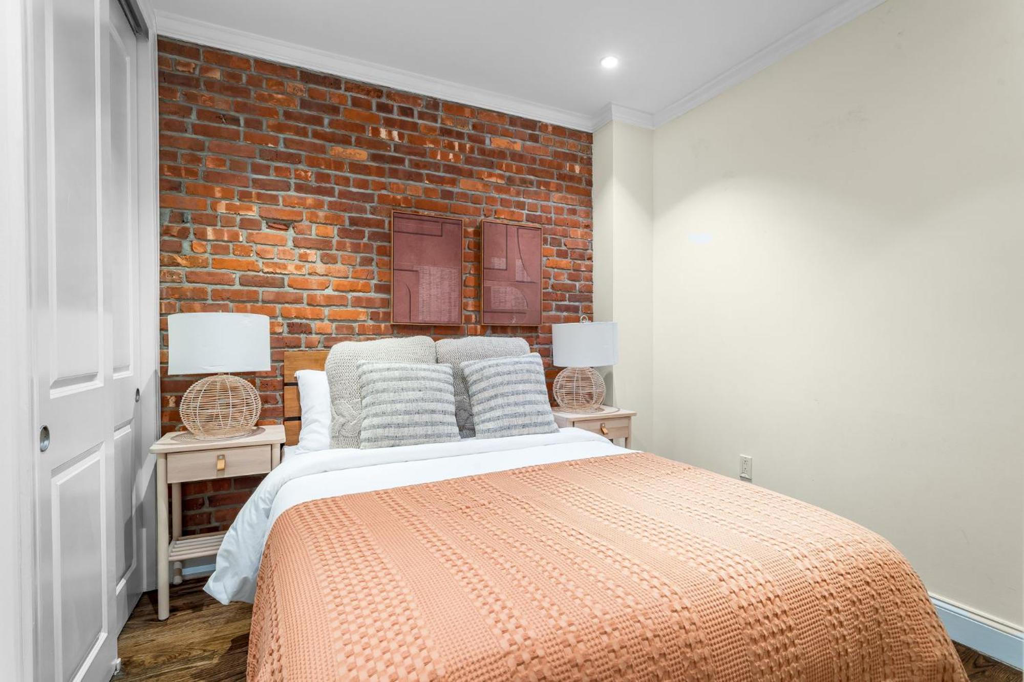 Charming Near The Guggenheim With Shared Bath Homestay