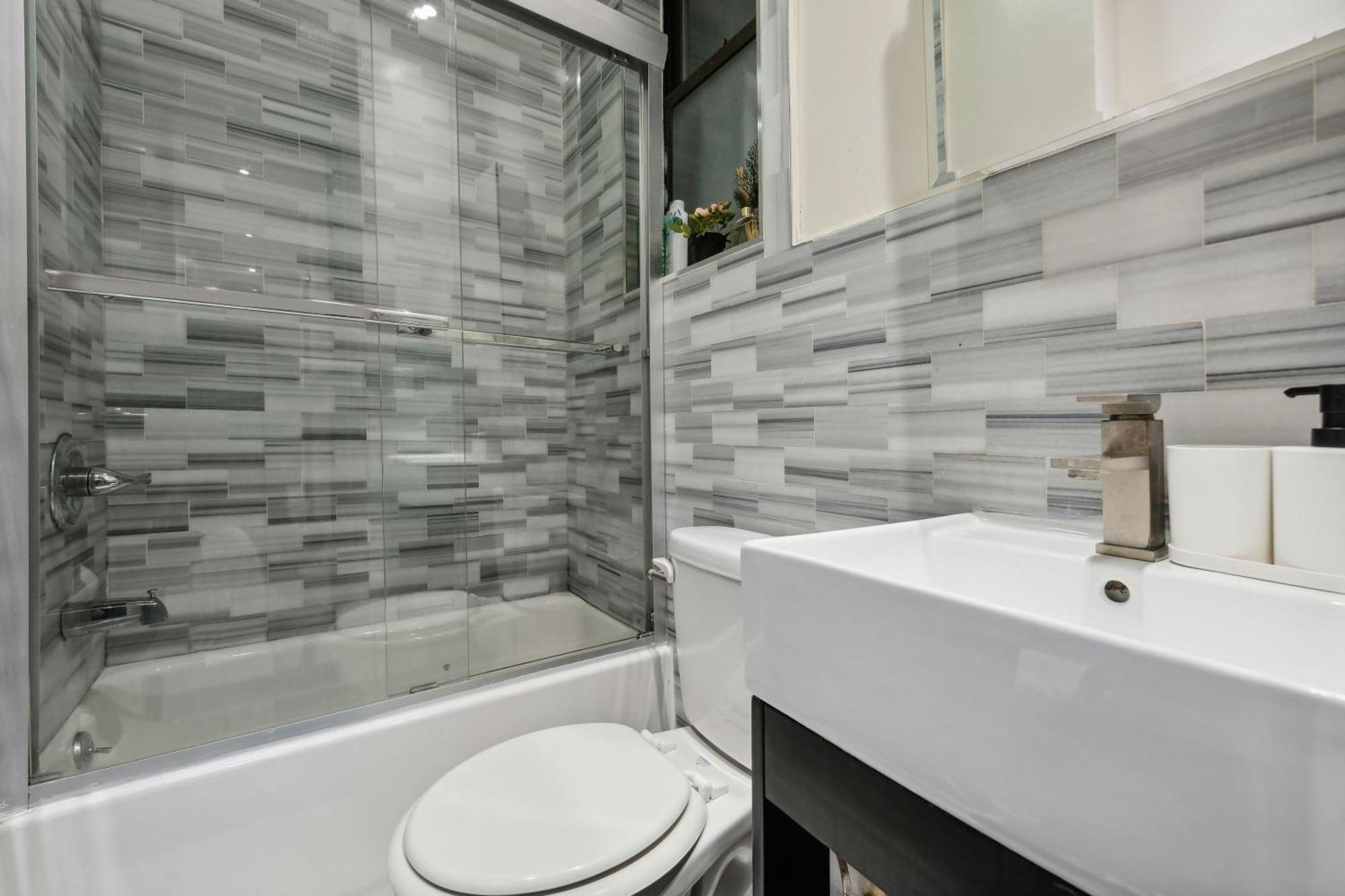 2 Bedroom Modern Unit In Manhattan