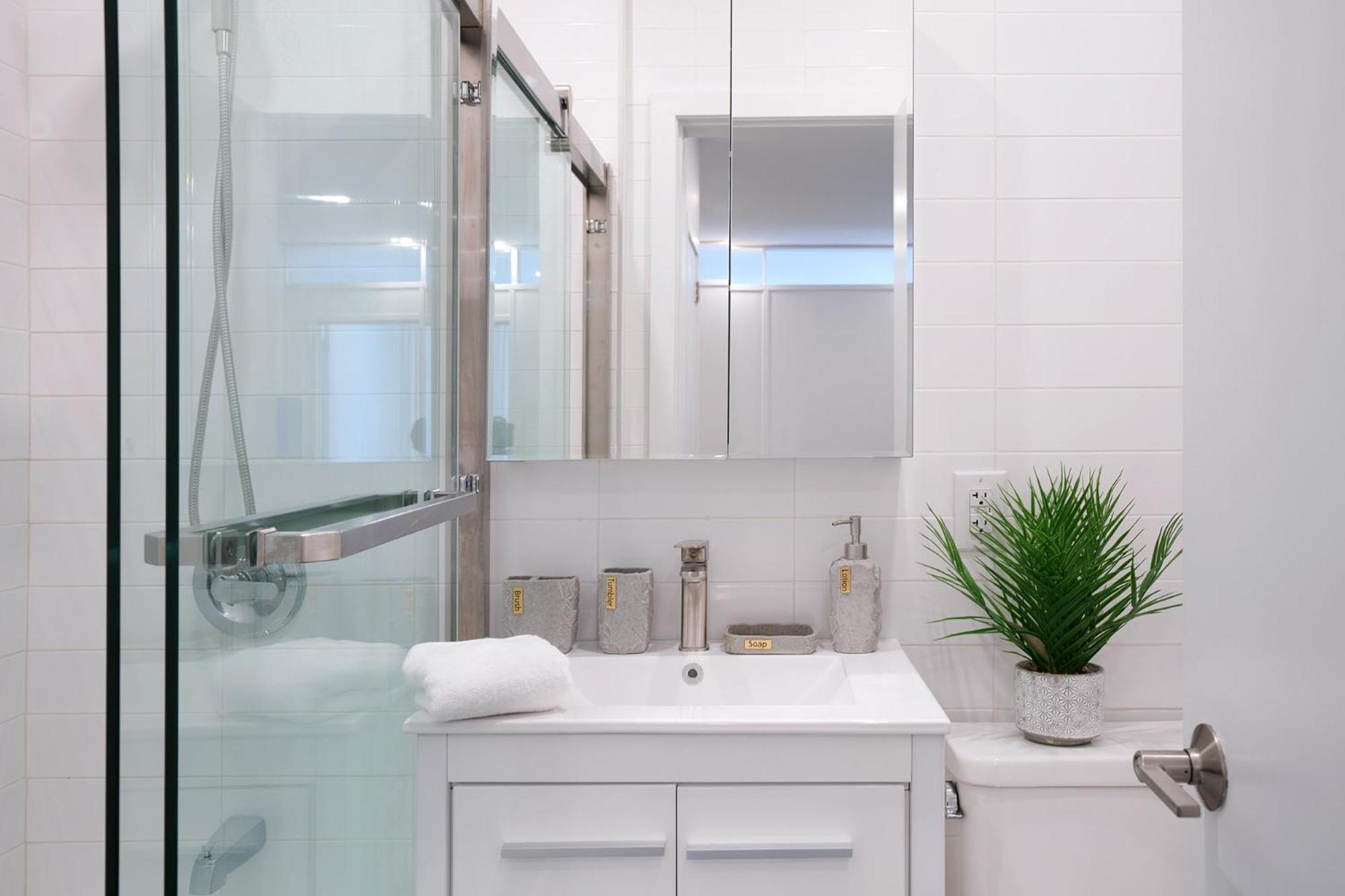 444-2c Beautiful 1br Midtown West Apartment