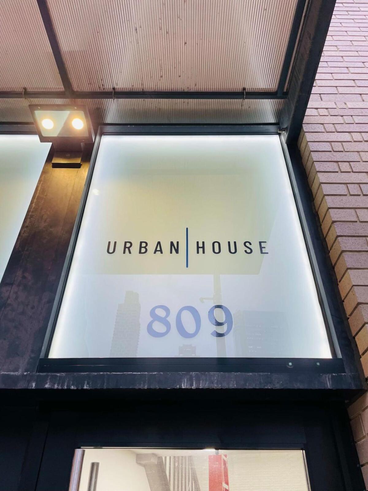 809-3b With A Balcony By Columbus Circle Apartment