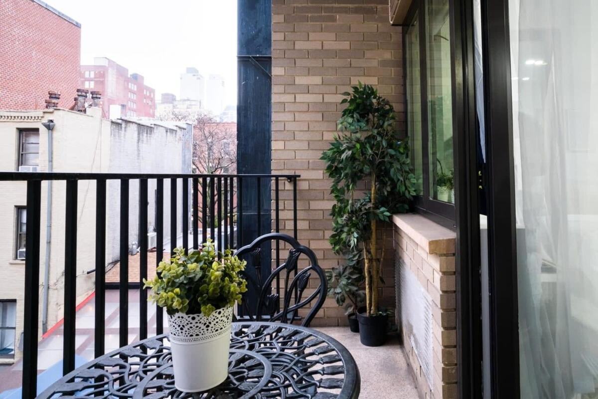 Apartment 809-3b With A Balcony By Columbus Circle New York