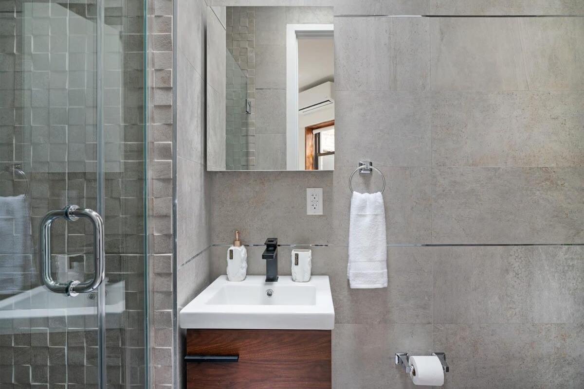 48-5rw 1br In Midtown West W&d New York