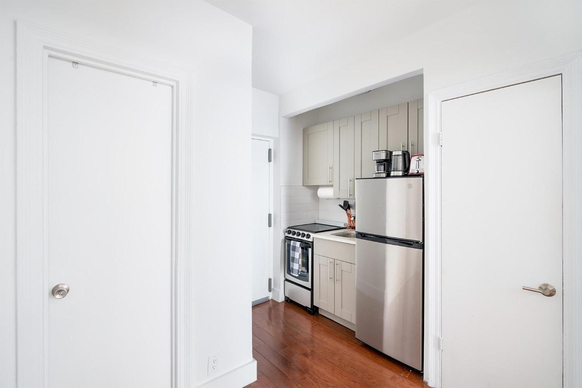 444-4f Newly Furnished Elv 1br Hells Kitchen