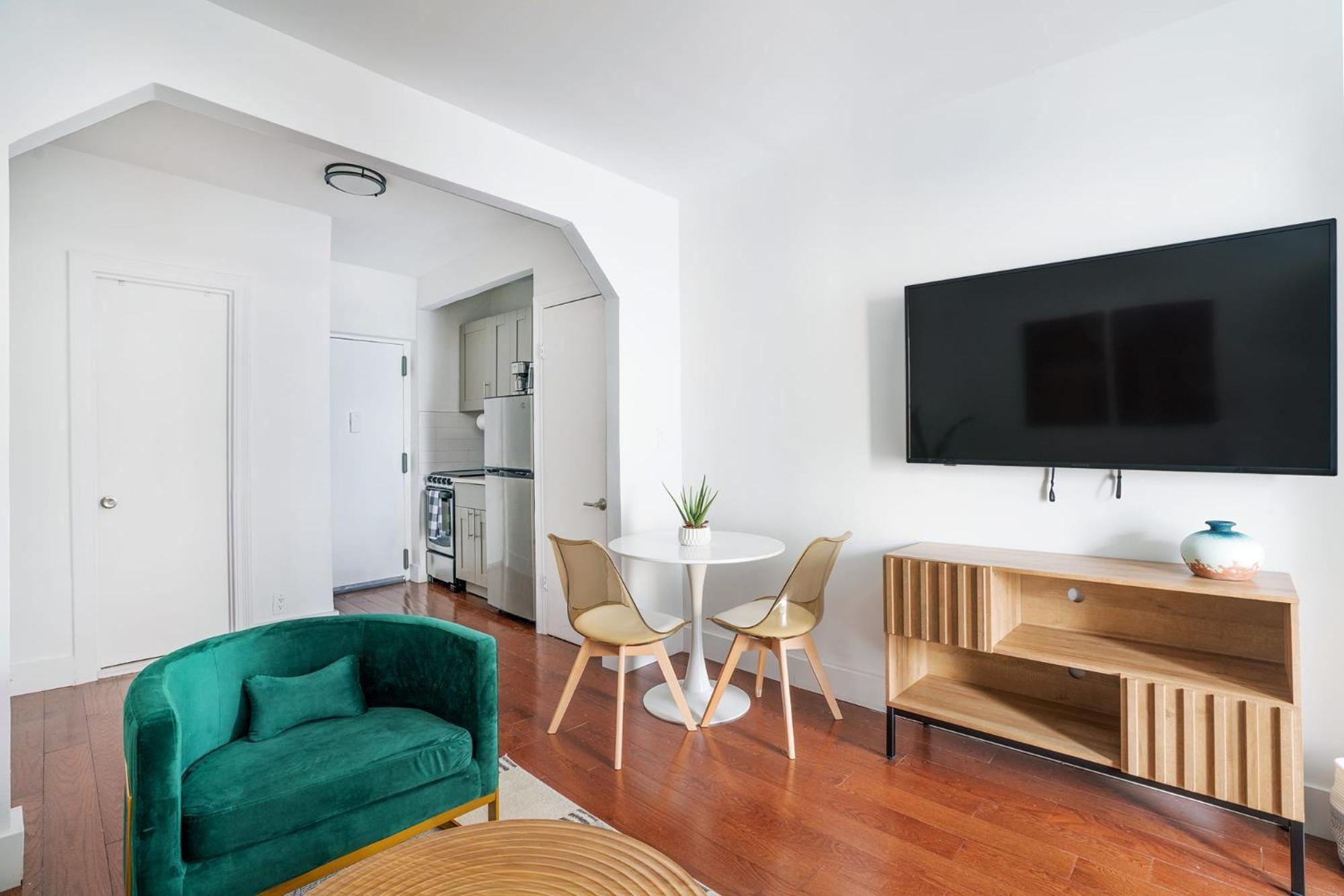 444-4f Newly Furnished Elv 1br Hells Kitchen Apartment New York
