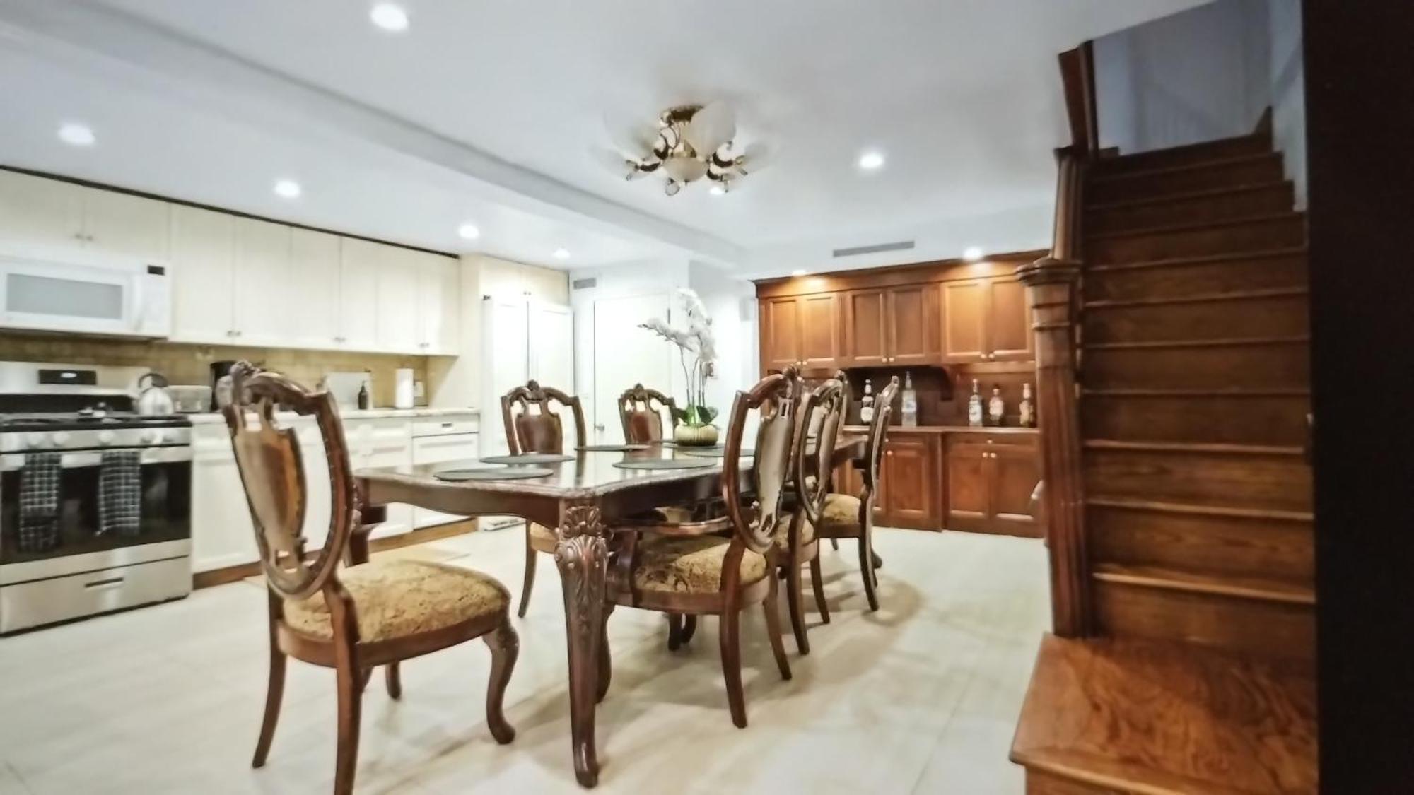 Charming Townhouse Apartment *
