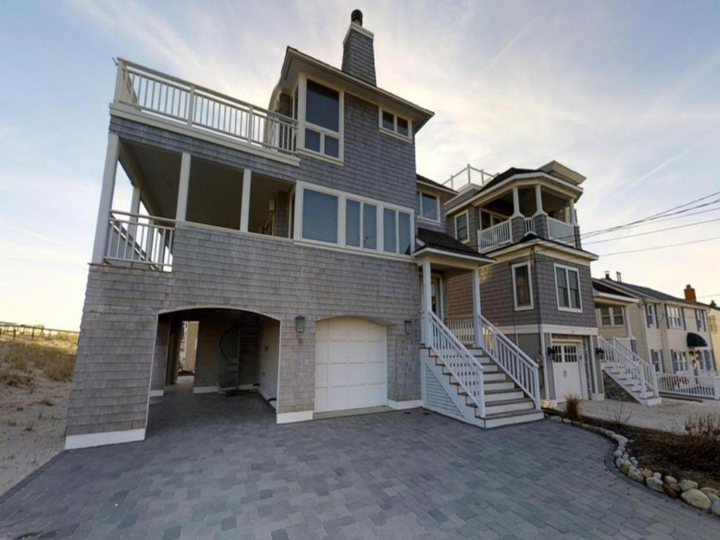 Holiday home Pet Friendly, Single Family, Ocean Front, Elevator, Badges, Wifi, Decks, Chairs, Oceanview, Keurig, Jacuzzi-jet Tub, O-s Shower, New York