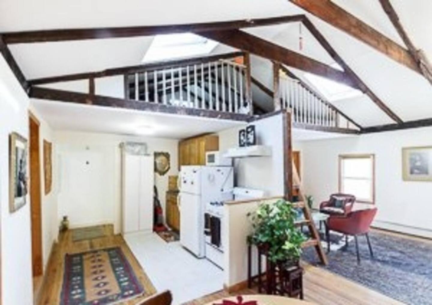 Skylighted Two Br In Multicultural Neighborhood, 25 Minutes To Manhattan Apartment New York