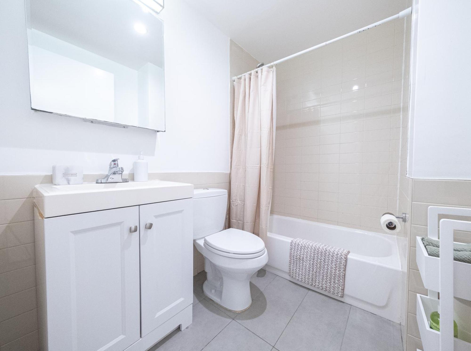 Apartment 4br Two Blocks To Park Elevator, Laundry, Virtual Doorman