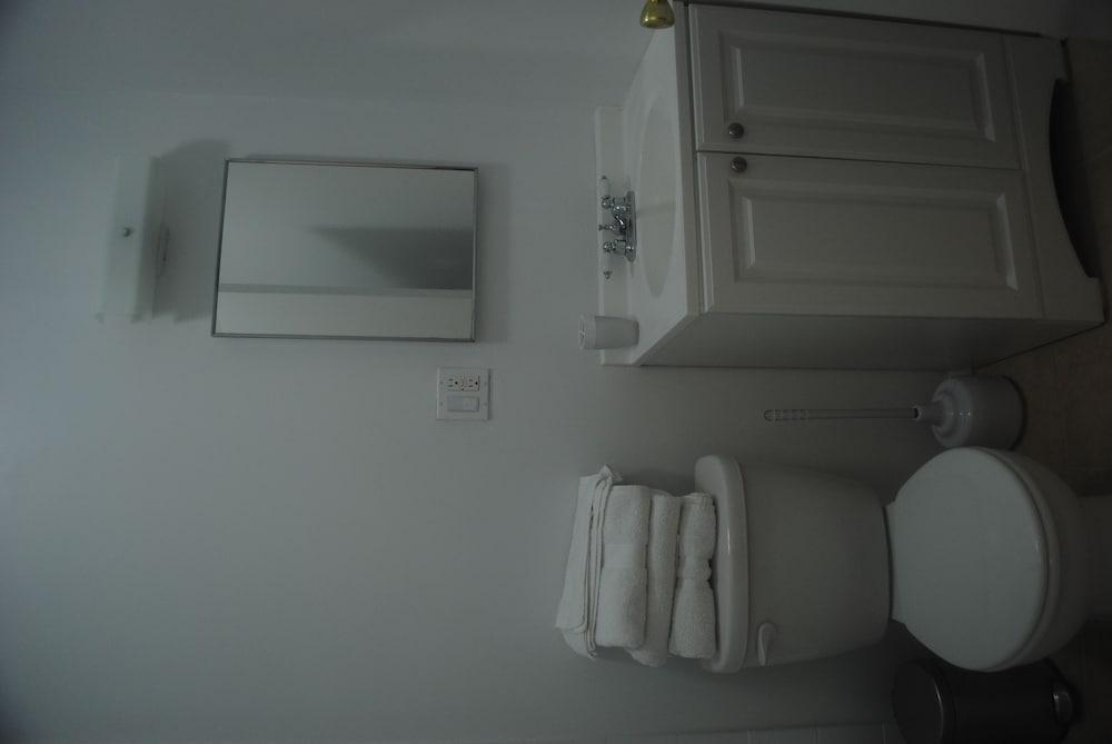 Upper East Side Apartment *